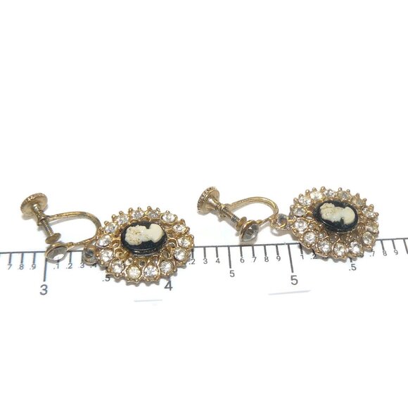 Vintage Cameo Screw Back Earrings - Picture 3 of 3